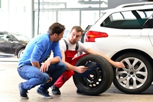 Einen neuen Reifen aufziehen kann der Fachmann in der Werkstatt.