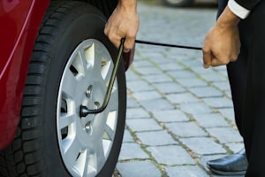 Mit dem richtigen Werkzeug lassen sich abgefahrene Reifen schnell selber wechseln.