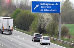 Auf der Autobahn ist der Sicherheitsabstand schnell unterschritten - dann kann es gefährlich werden.