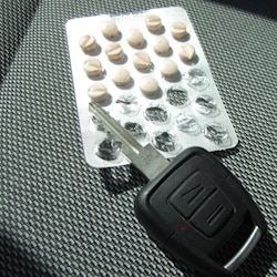 Autofahren und Medikamente kann z.B. bei Opioiden gefährlich werden