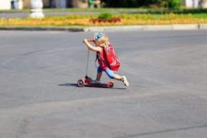 Die Schrittgeschwindigkeit in einer Spielstraße hilft dabei, Unfälle zu vermeiden