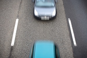 Der richtige Sicherheitsabstand kann im Stadtverkehr und auf der Autobahn Unfälle verhindern 