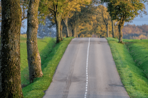 Vor einer Straßenkuppe gilt besondere Vorsicht.