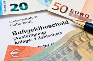 Ein Verstoß gegen die Verkehrsregeln an einer Straßenkuppe kann teuer werden!