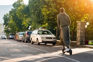 Der Grenzwert für eine absolute Fahruntüchtigkeit auf dem E-Scooter liegt ebenfalls bei 1,1 Promille.