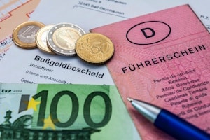 Beim Ampelblitzer hängt das Bußgeld von der Schwere des Verstoßes ab.