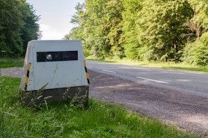 Enforcement Trailer sind mobile Blitzer, die als Anhänger am Straßenrand stehen.