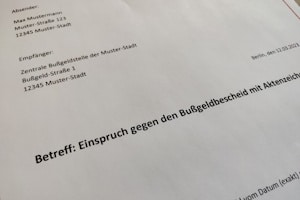 Manchmal lohnt es sich, gegen die Ergebnisse mobiler Blitzer Einspruch zu erheben.