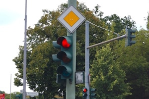 Sie dürfen eine rote Ampel nicht überfahren. Blitzer überwachen die Einhaltung dieser Regel.