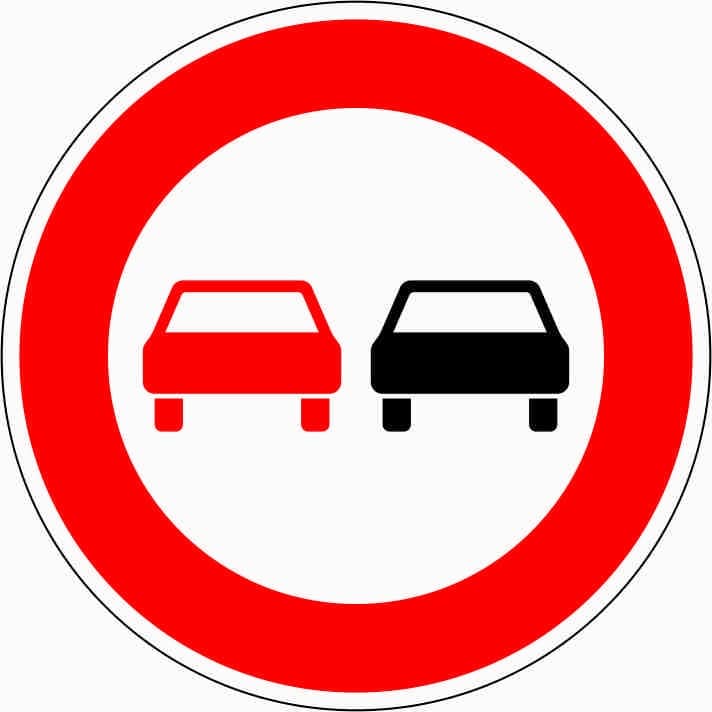 Verkehrszeichen 276: Auf einer Straßenkuppe ist Überholen verboten.