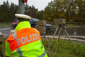Ab welcher Entfernung blitzt ein mobiler Blitzer, wenn die Polizei ihn ordnungsgemäß aufstellt?